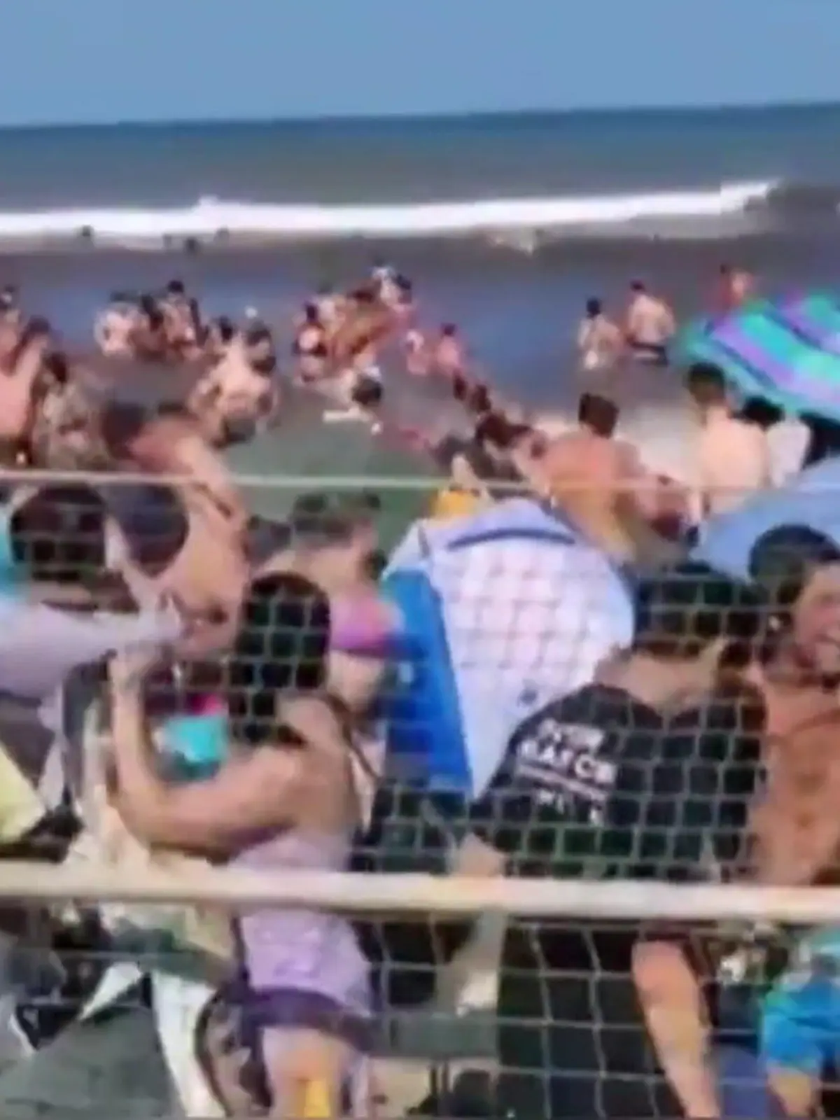 Bild zu: "Mini-Tsunami überrollt vollbesetzten Strand! Besucher erkennen Gefahr zu spät "