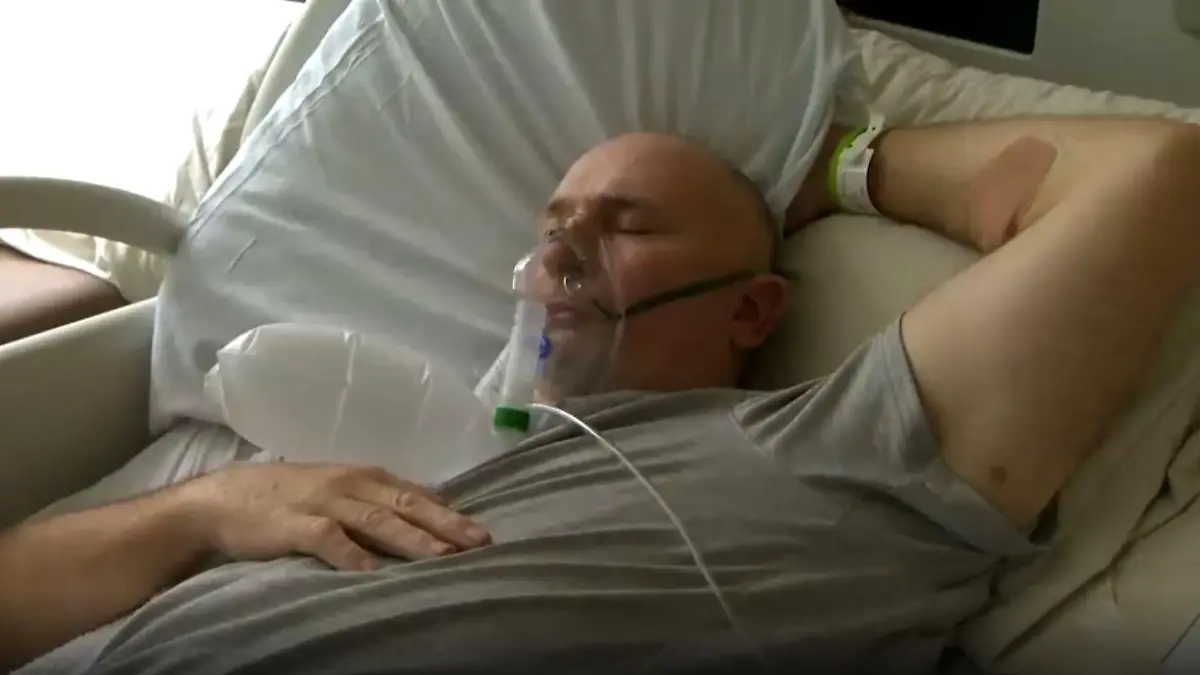 William Ball (52) in einem Krankenhaus in Mississippi. Er ist schwer an COVID erkrankt, nachdem er eine Impfung verweigerte.
