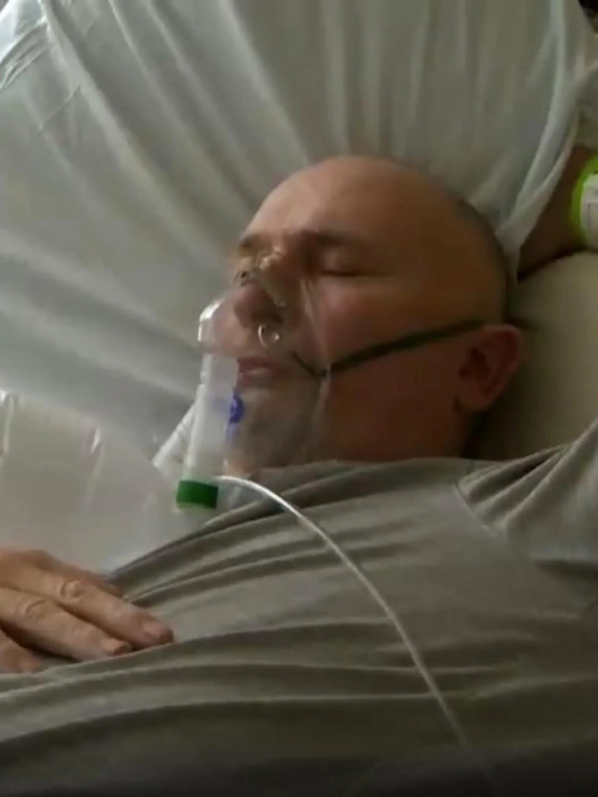 William Ball (52) in einem Krankenhaus in Mississippi. Er ist schwer an COVID erkrankt, nachdem er eine Impfung verweigerte.