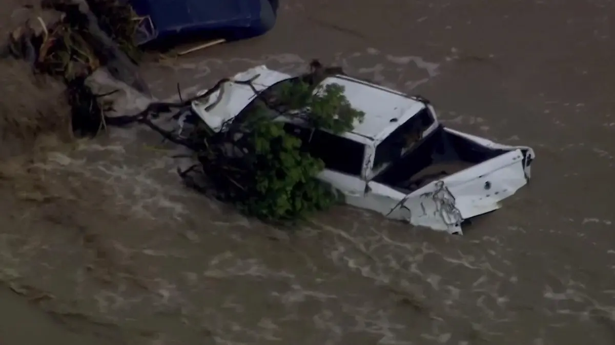 -berschwemmungen-am-Wye-River-Wir-haben-alles-verloren-Chaos-in-Australien-Sturzflut-sp-lt-Autos-ins-Meer