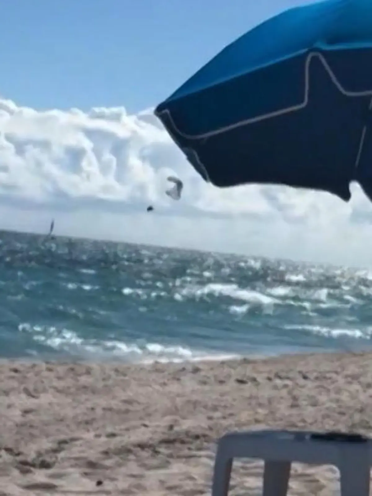 Bild zu: "Paraglider kracht aus 150 Metern ins Meer – Ersthelfer reagieren sofort!"