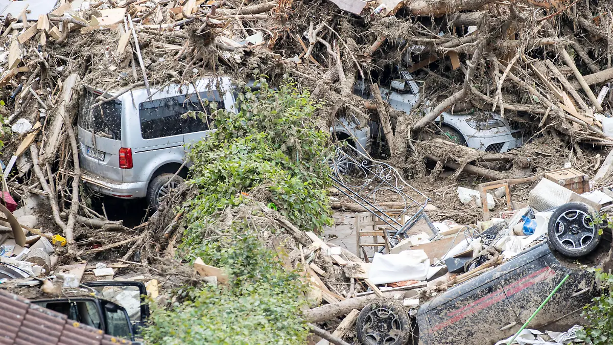  20.07.2021 , Mayschoß Mayschoss ist eine Ortsgemeinde im Landkreis Ahrweiler in Rheinland-Pfalz. Sie gehört der Verbandsgemeinde Altenahr an. Hier hat das Hochwasser extrem gewütet , die Bewohner des Ortes warteten tagelang auf Hilfe , nun ist seit Sonntagabend die Bundeswehr und das THW im Ort. Im Garten des Hauses von Waltraud Schütz liegen vier zerstörte Autos. *** 20 07 2021 , Mayschoß Mayschoss is a local municipality in the administrative district Ahrweiler in Rhineland-Palatinate It belongs to the association municipality Altenahr to Here the high water has raged extremely, the inhabitants of the place waited for days for assistance, now is since Sunday evening the Federal Armed Forces and the THW in the place In the garden of the h