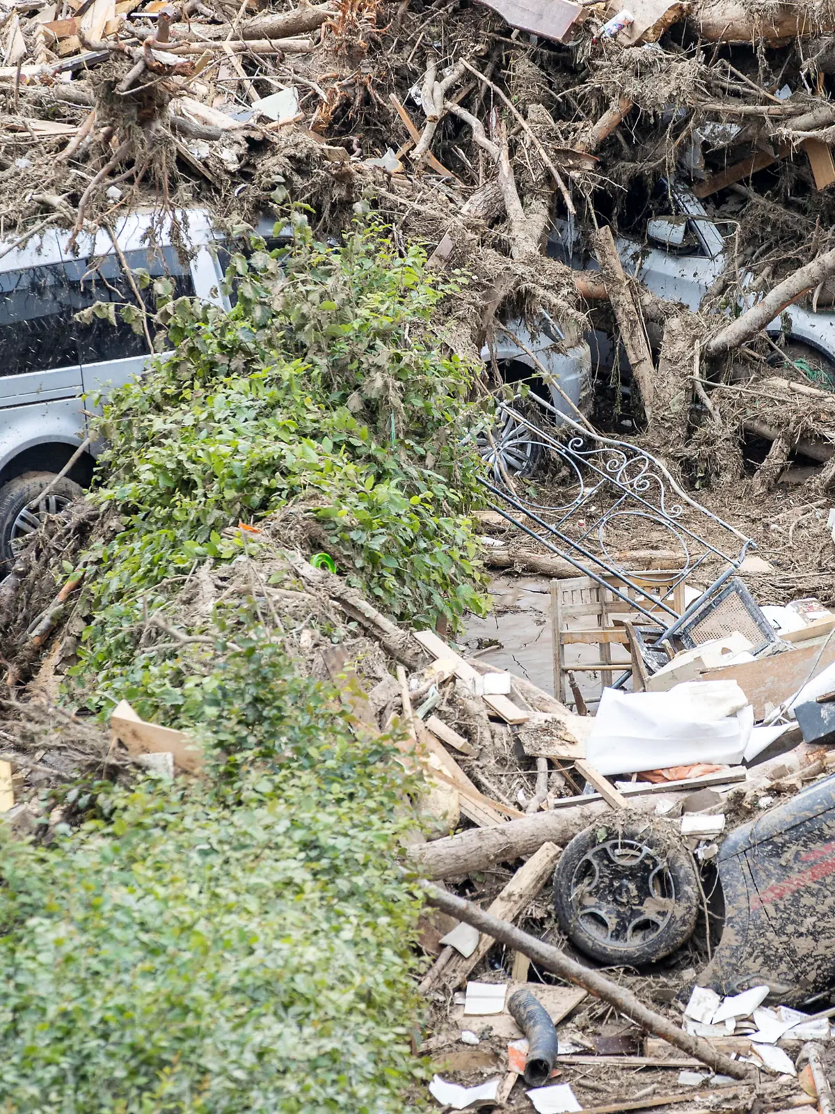  20.07.2021 , Mayschoß Mayschoss ist eine Ortsgemeinde im Landkreis Ahrweiler in Rheinland-Pfalz. Sie gehört der Verbandsgemeinde Altenahr an. Hier hat das Hochwasser extrem gewütet , die Bewohner des Ortes warteten tagelang auf Hilfe , nun ist seit Sonntagabend die Bundeswehr und das THW im Ort. Im Garten des Hauses von Waltraud Schütz liegen vier zerstörte Autos. *** 20 07 2021 , Mayschoß Mayschoss is a local municipality in the administrative district Ahrweiler in Rhineland-Palatinate It belongs to the association municipality Altenahr to Here the high water has raged extremely, the inhabitants of the place waited for days for assistance, now is since Sunday evening the Federal Armed Forces and the THW in the place In the garden of the h
