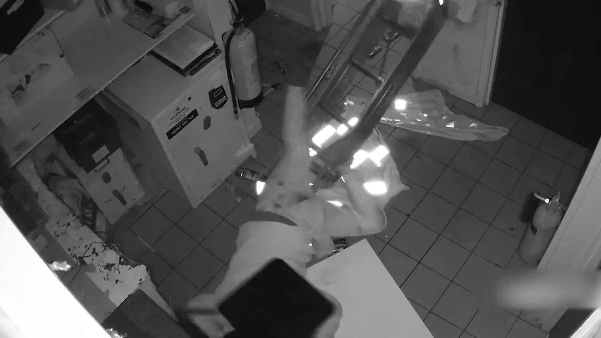 UK-Tankstellen-Dieb-f-llt-F-NFMAL-von-der-Decke-Polizei-schnappt-ihn-halbnackt-im-Busch