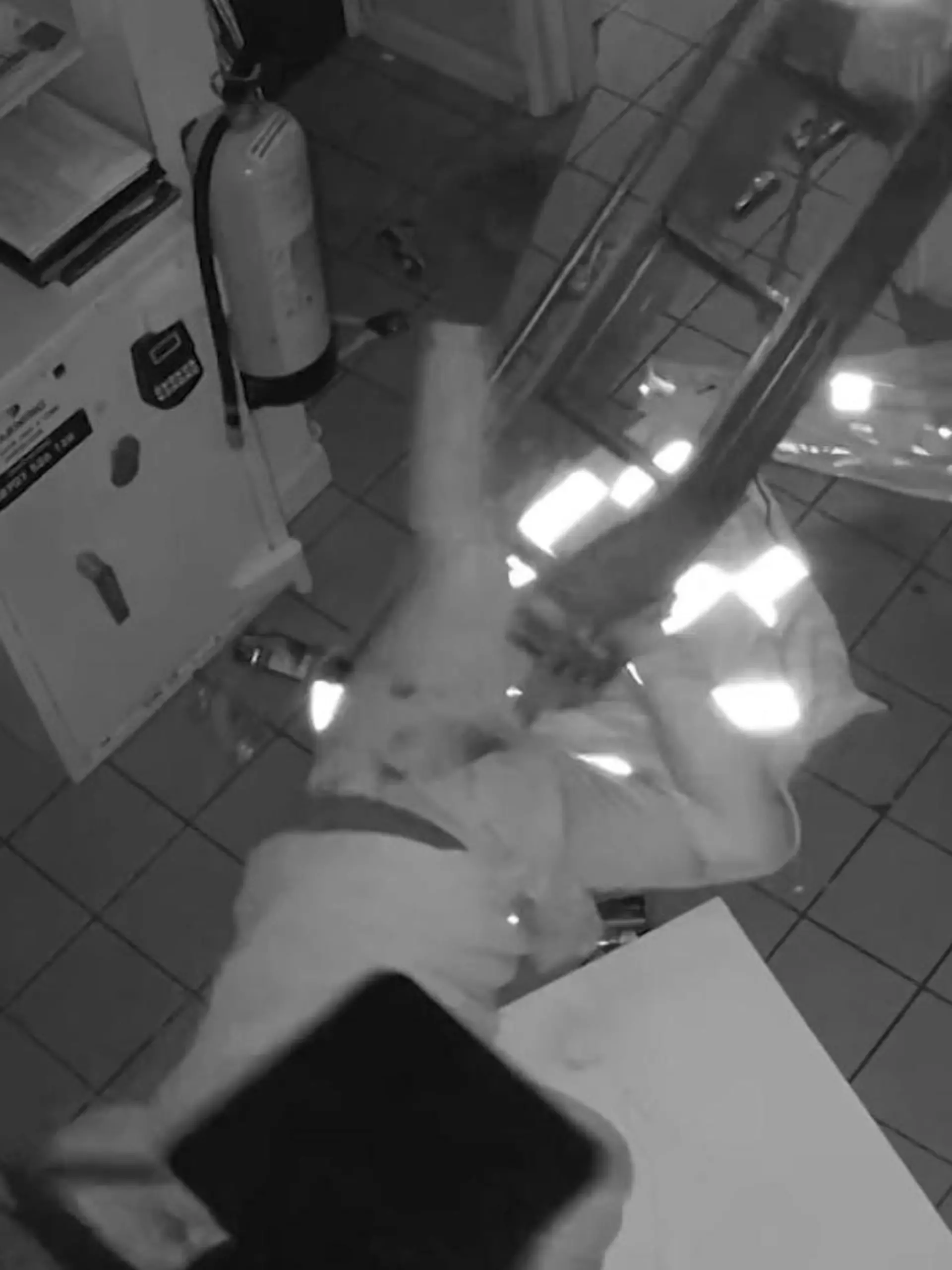 Bild zu: "Tollpatschigster Dieb der Welt? Einbrecher fällt FÜNFMAL von der Decke "