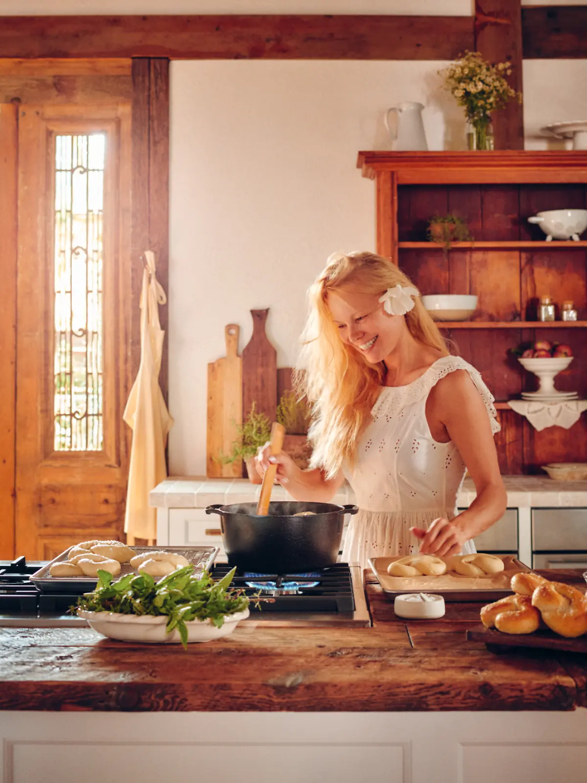 Pamela Anderson liebt es, in der Küche zu stehen