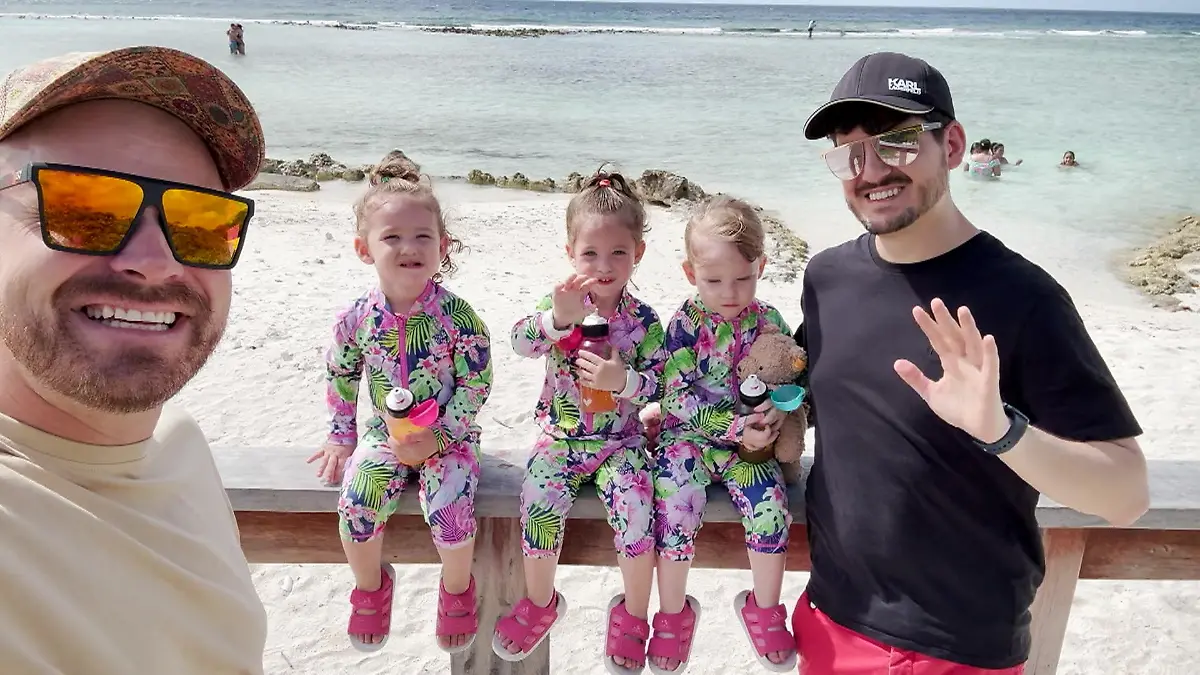 Kult-Eltern sind nach Aruba ausgewandert – und haben jetzt Geldsorgen! Schwules Paar mit Drillingen