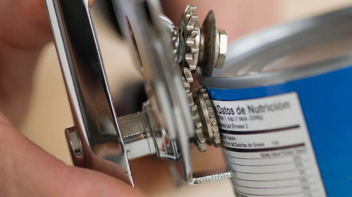 Man opening can || Modellfreigabe vorhanden