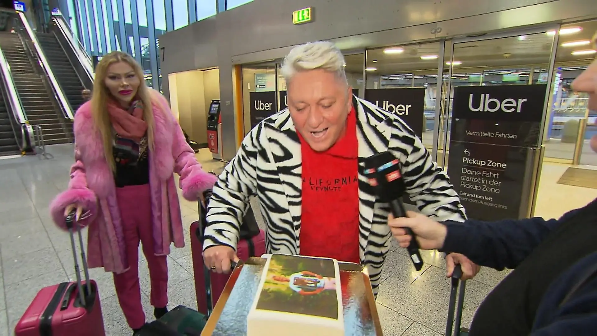 Bild von Hubert Fella und Simone Ballack kurz vorm Abflug ins Dschungelcamp