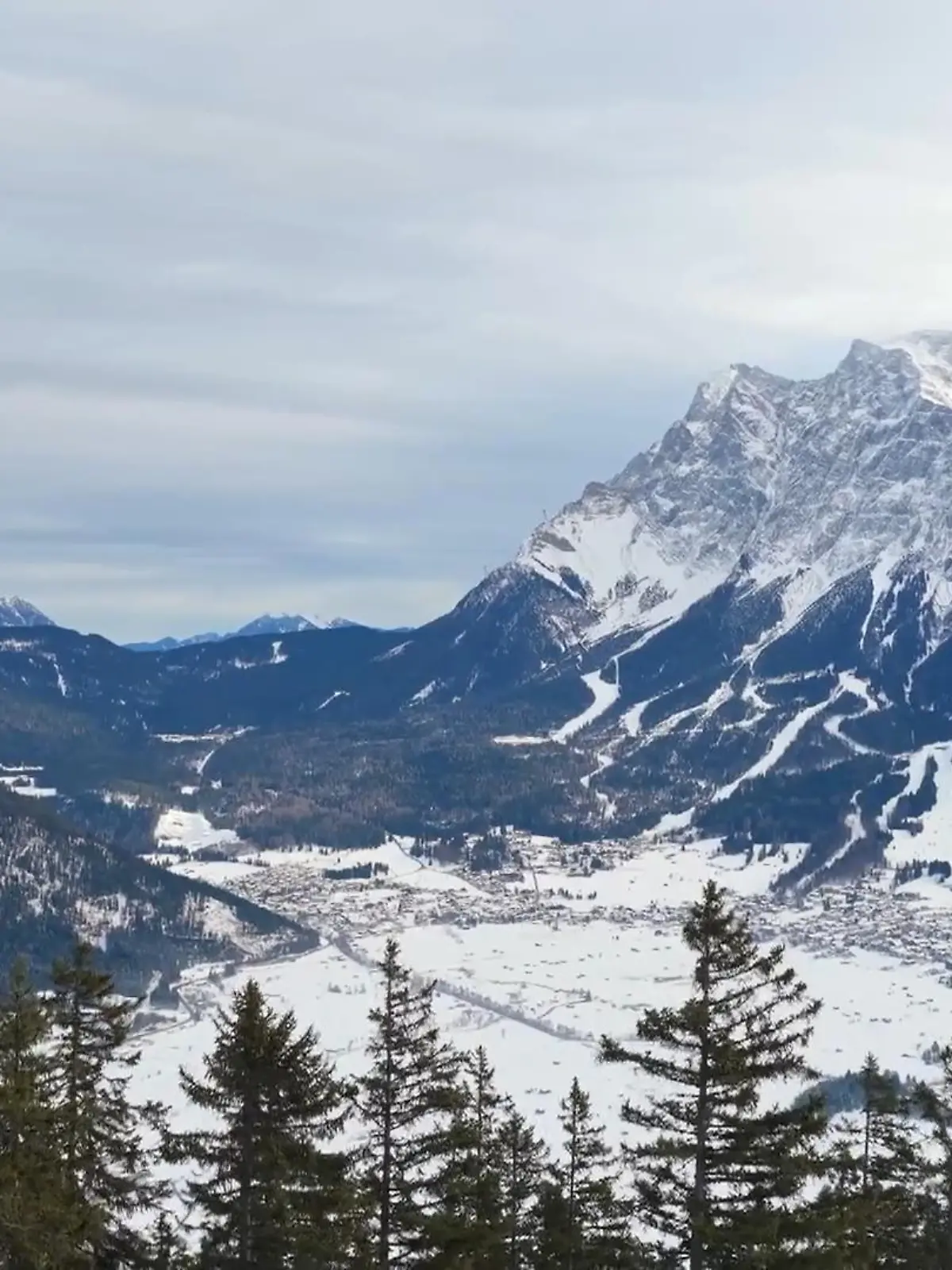Bild zu: "Winterzauber: Grubigstein und das Zugspitzmassiv im Blick"