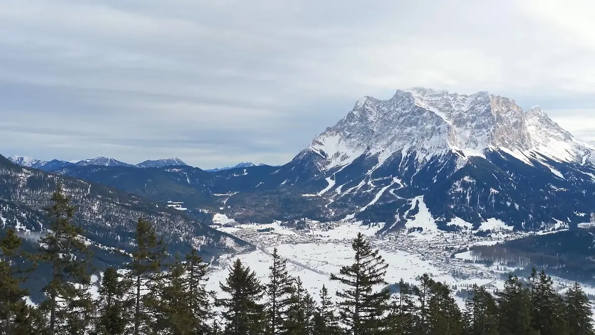 Winterliche Idylle: Grubigstein und das Zugspitzmassiv im Blick Atemberaubende Winteraussichten