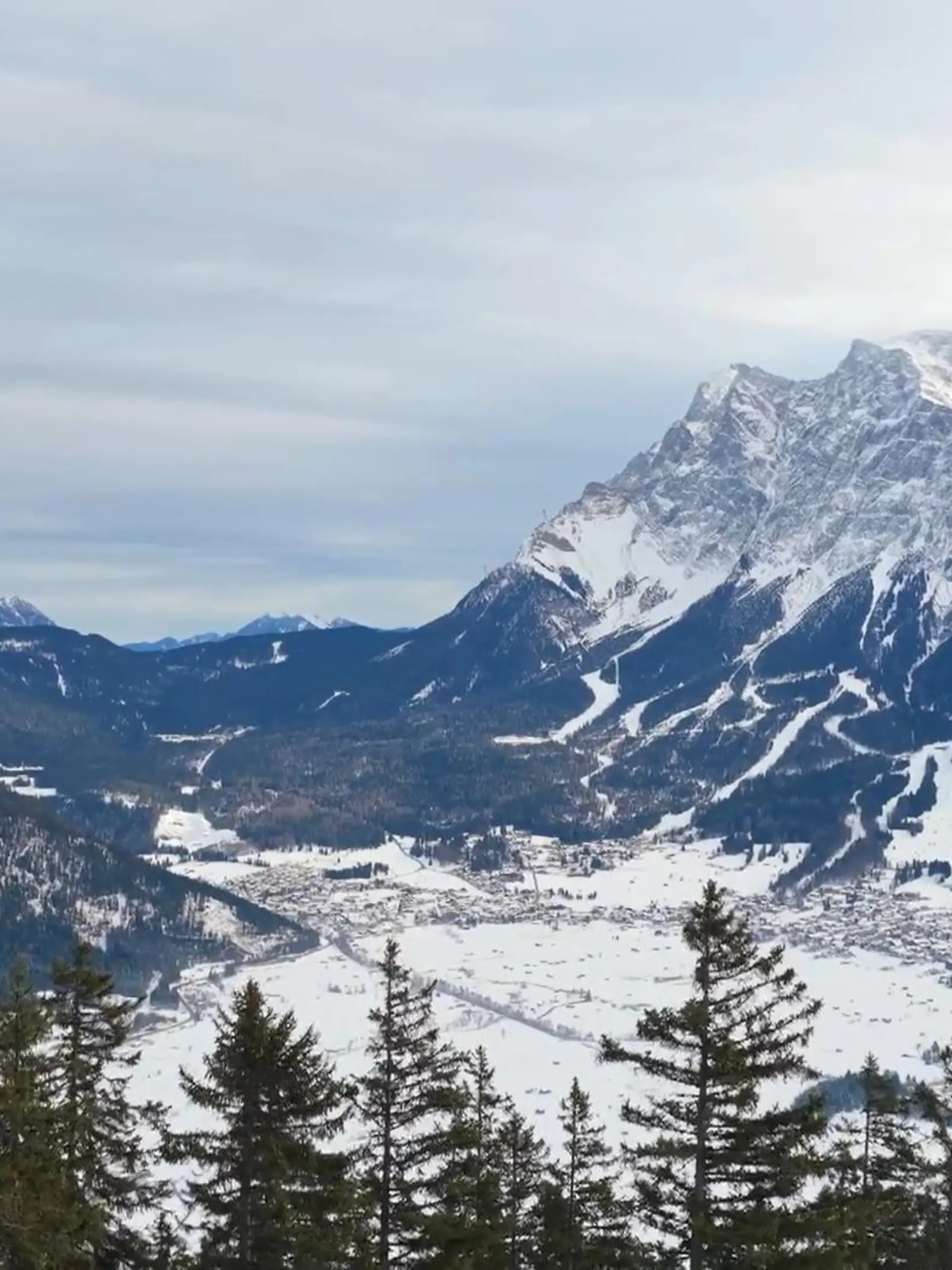 Bild zu: "Winterliche Idylle: Grubigstein und das Zugspitzmassiv im Blick"