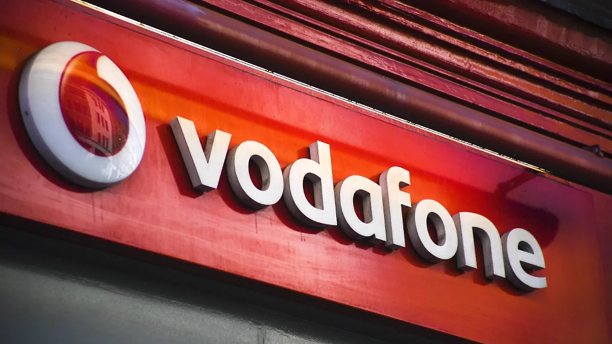 190703 -- LONDON, July 3, 2019 Xinhua -- Photo taken on July 3, 2019 shows a Vodafone store in London, Britain. Vodafone UK on Wednesday switched on its 5G service, becoming the second UK mobile operator to turn on its 5G network relying on Huawei equipment. Xinhua/Alberto Pezzali BRITAIN-LONDON-VODAFONE-5G SERVICE PUBLICATIONxNOTxINxCHN