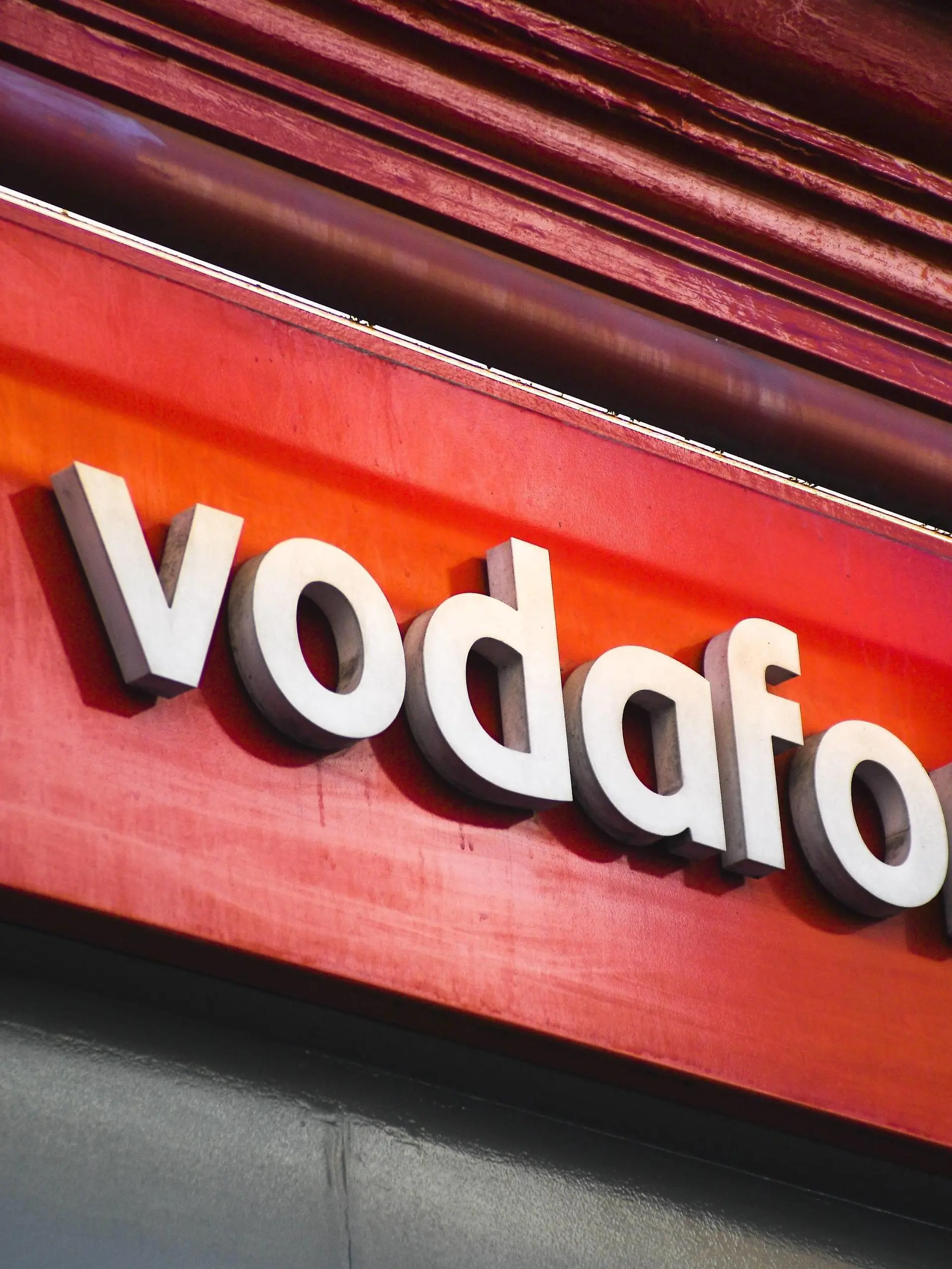  190703 -- LONDON, July 3, 2019 Xinhua -- Photo taken on July 3, 2019 shows a Vodafone store in London, Britain. Vodafone UK on Wednesday switched on its 5G service, becoming the second UK mobile operator to turn on its 5G network relying on Huawei equipment. Xinhua/Alberto Pezzali BRITAIN-LONDON-VODAFONE-5G SERVICE PUBLICATIONxNOTxINxCHN