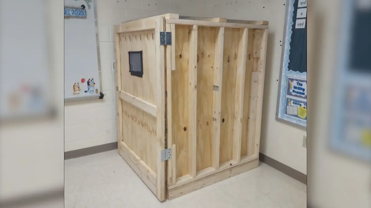 In diese Holzbox soll der autistische Junge eingesperrt worden sein.