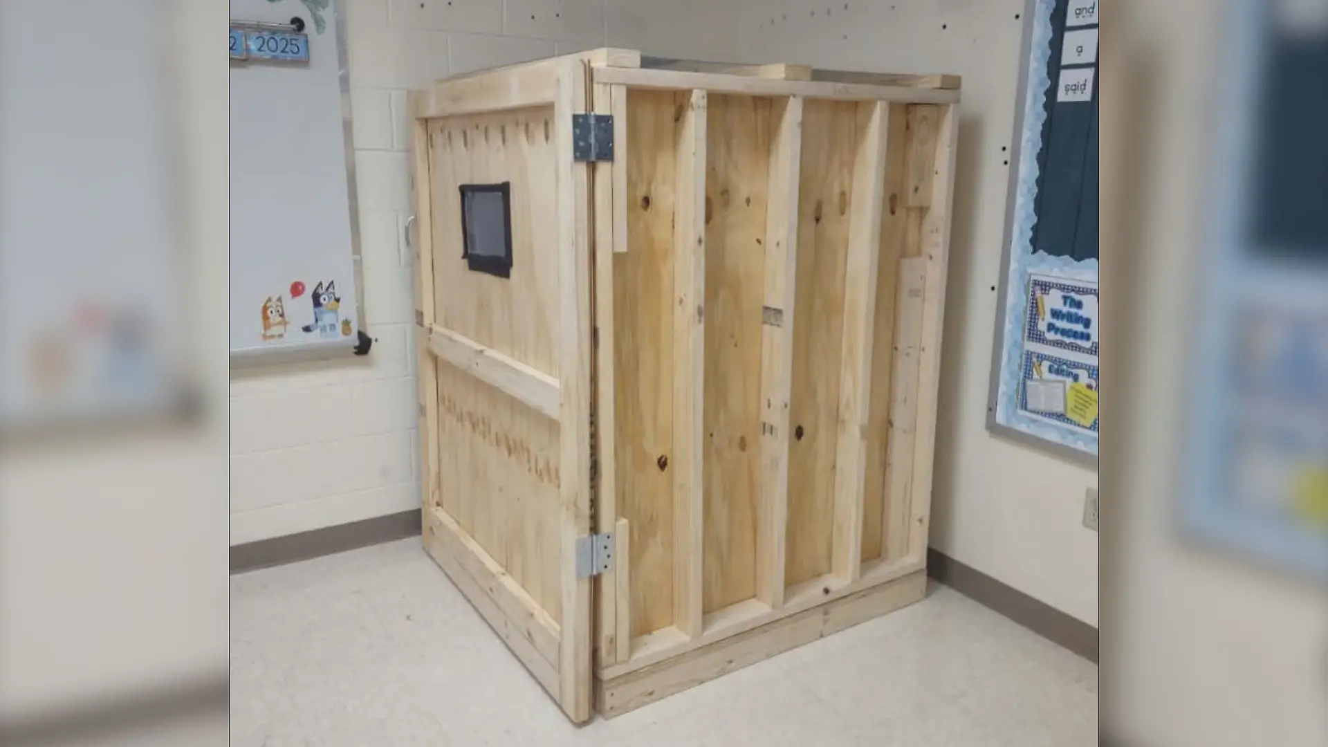 In diese Holzbox soll der autistische Junge eingesperrt worden sein.