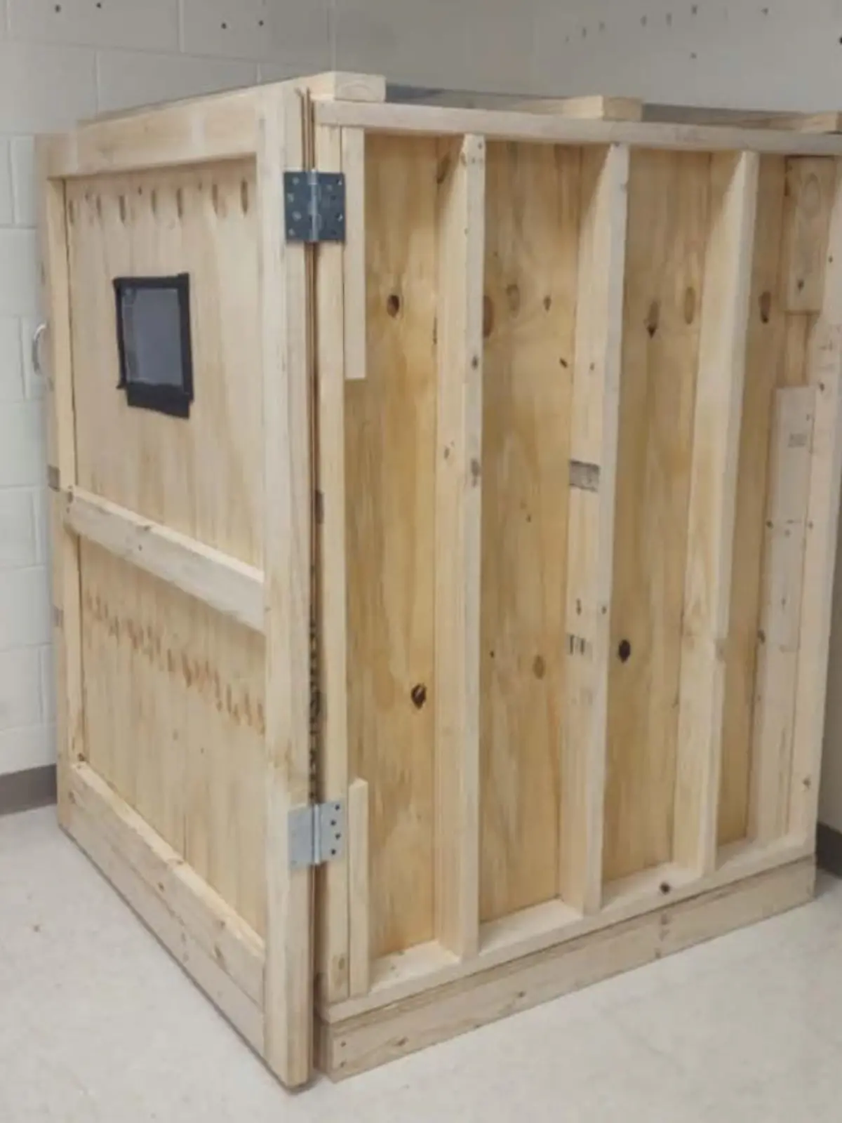 In diese Holzbox soll der autistische Junge eingesperrt worden sein.