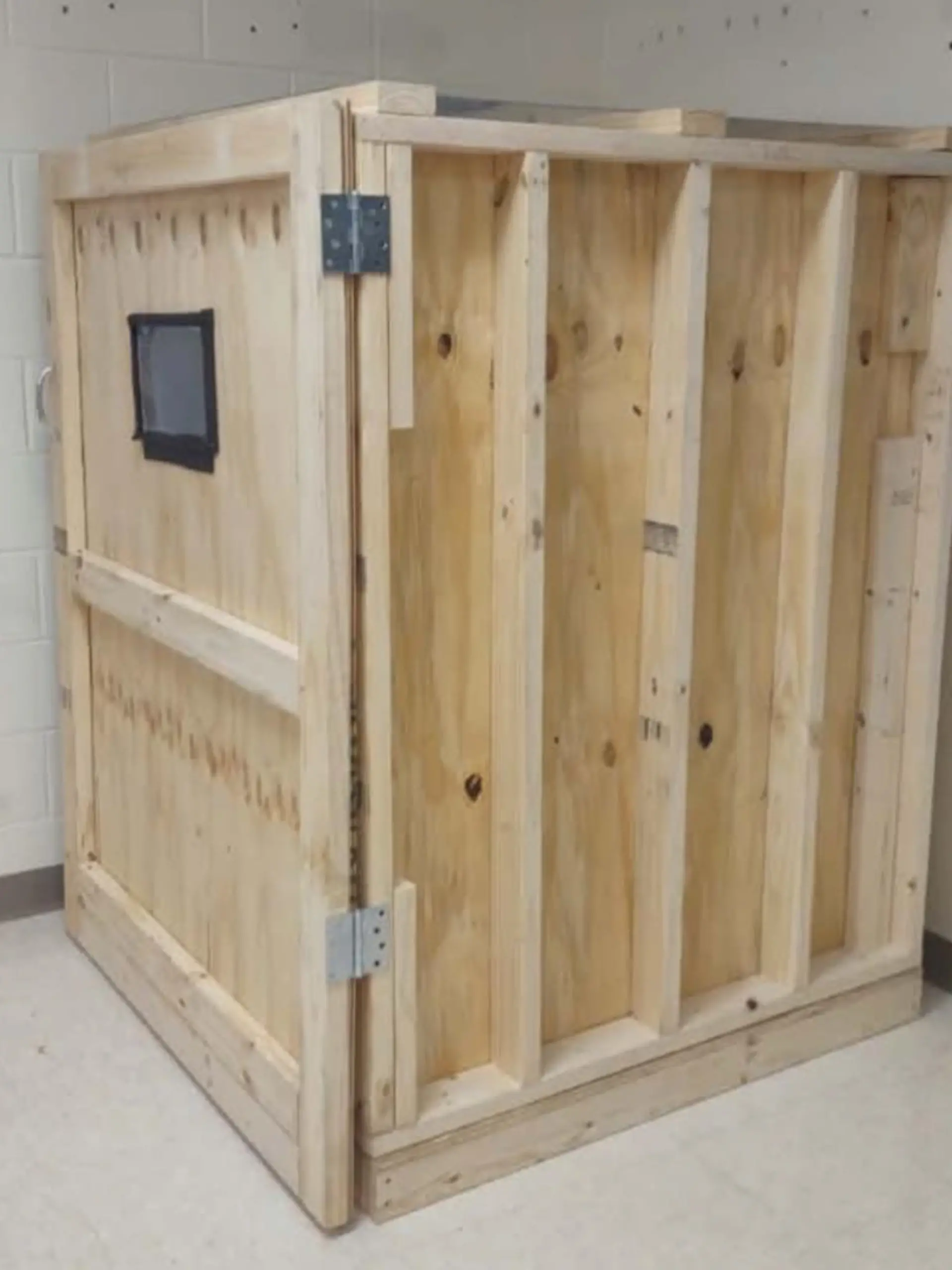 In diese Holzbox soll der autistische Junge eingesperrt worden sein.
