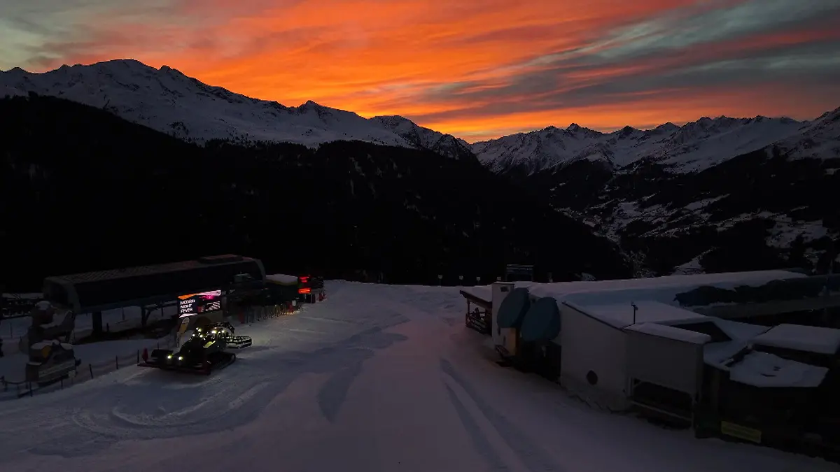 Farbenspiel über den Pisten: Ein Abend in 1.800 Metern Höhe Magischer Winterabend an der Mittelstation See