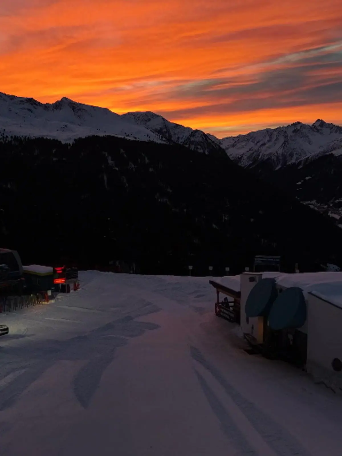 Bild zu: "Farbenspiel über den Pisten: Ein Abend in 1.800 Metern Höhe"