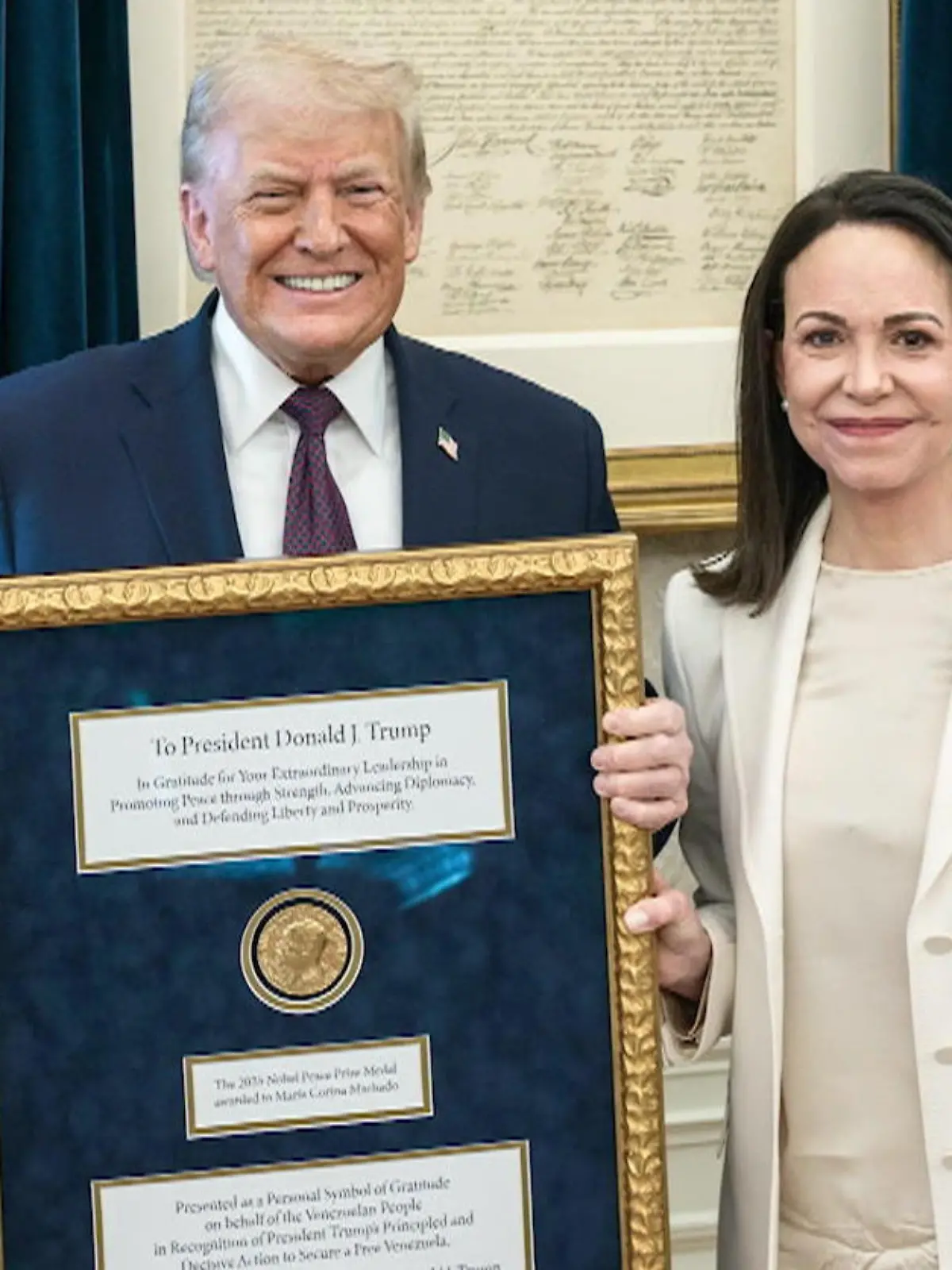 Bild zu: "US-Präsident Donald Trump bekommt jetzt doch Friedensnobelpreis überreicht – von IHR!"