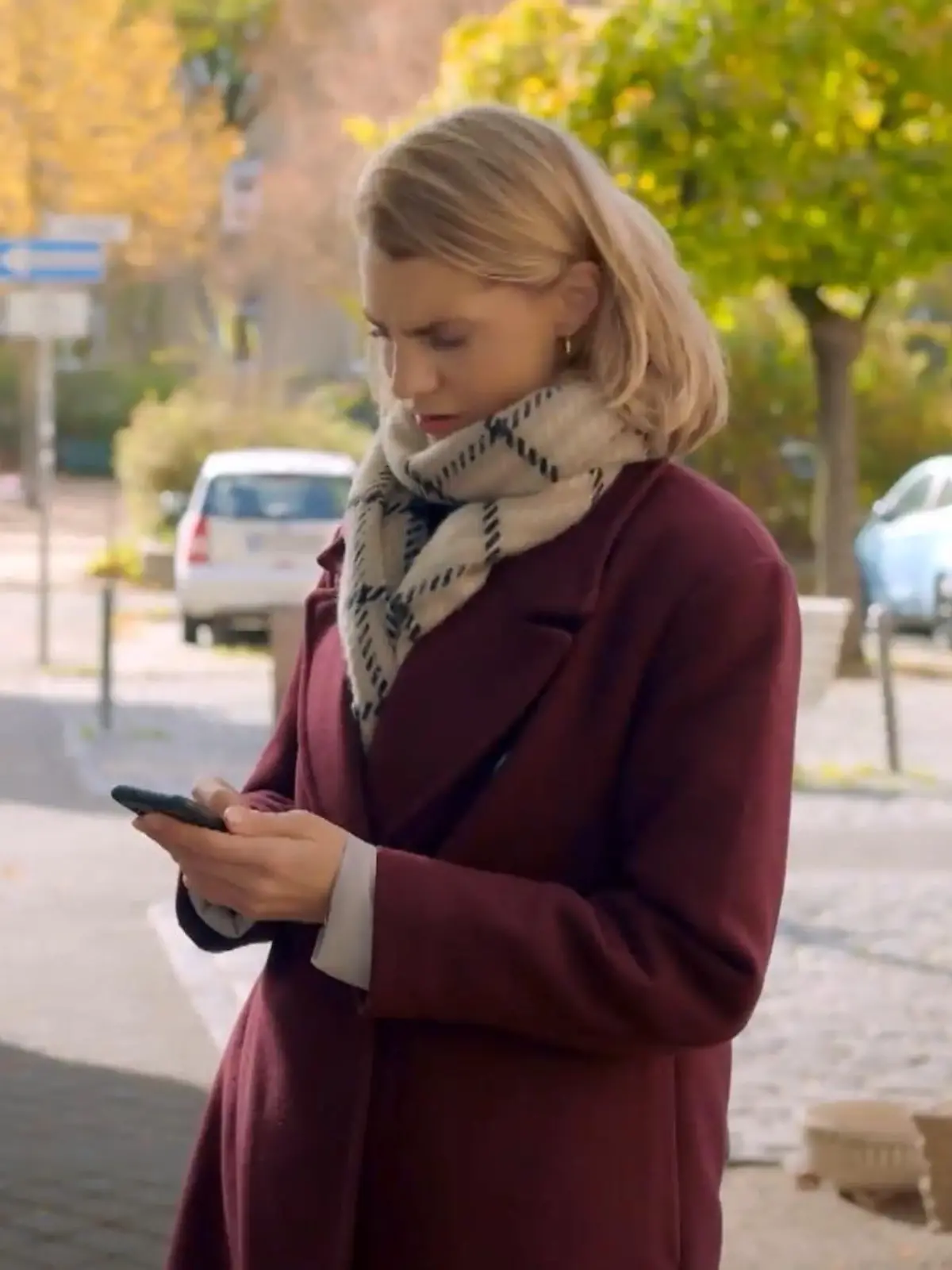 Unter uns: Stella bekommt etwas Brisantes auf ihr Handy geschickt