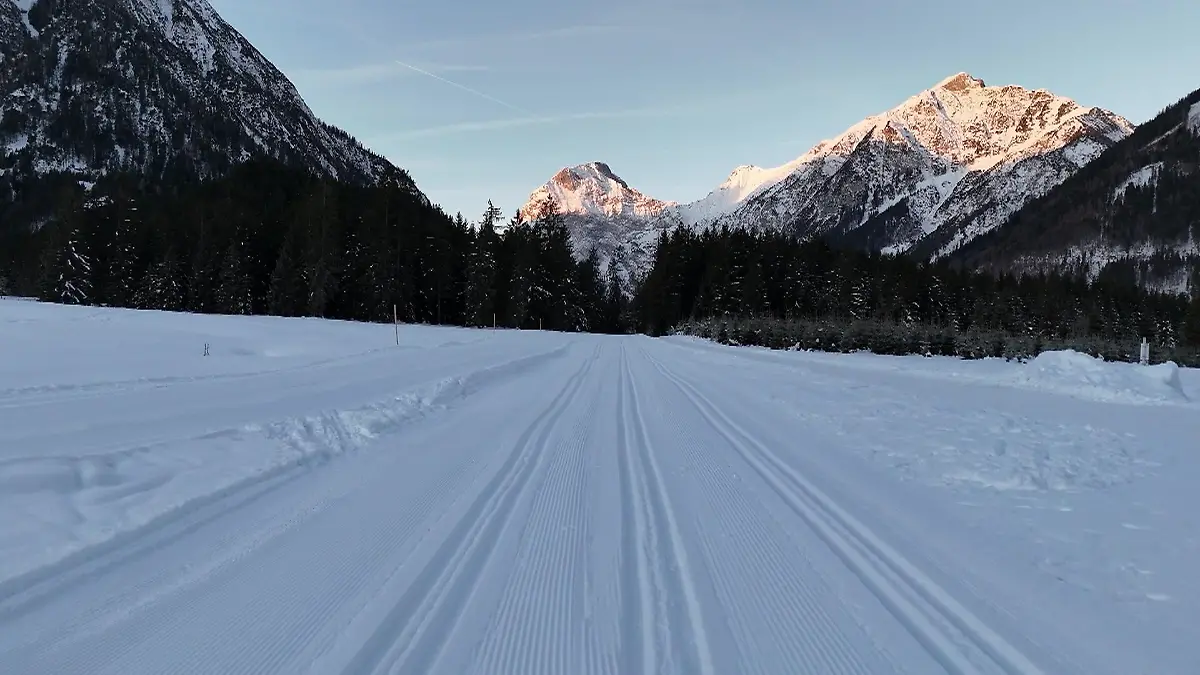 Morgendliche Winterzauber am Achensee: Perfekte Bedingungen für Langläufer Ab in die Loipe!