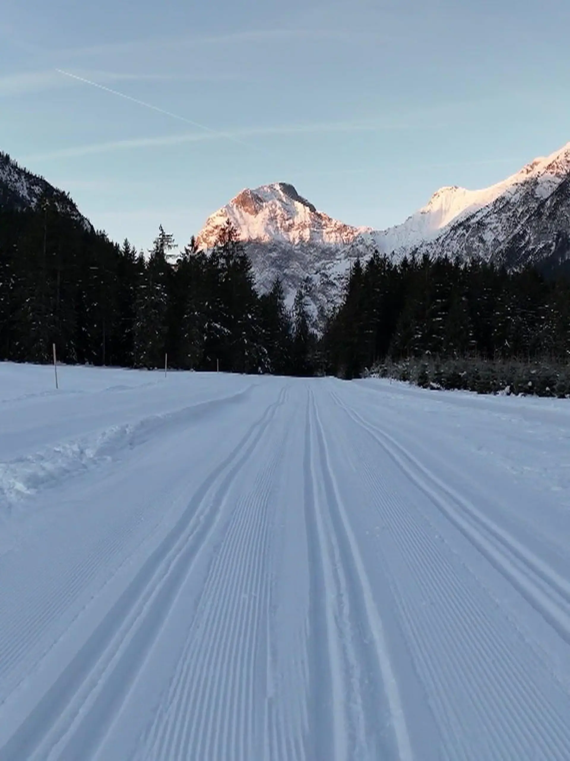 Bild zu: "Morgendliche Winterzauber am Achensee: Perfekte Bedingungen für Langläufer"