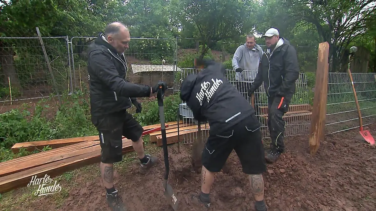 30 Meter Zaun gegen den Matsch Regen stoppt den Bau nicht