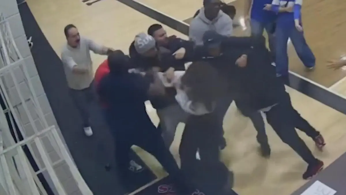 Während ihre Kinder spielen! Mütter gehen aufeinander los – dann prügeln sich ALLE Massenschlägerei auf Basketballfeld