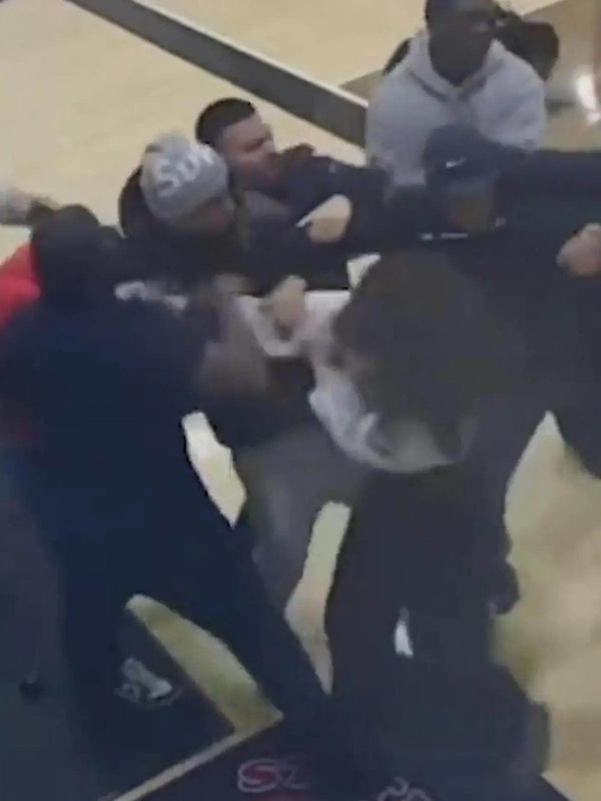 Bild zu: "Während ihre Kinder spielen! Mütter gehen aufeinander los – dann prügeln sich plötzlich ALLE!"