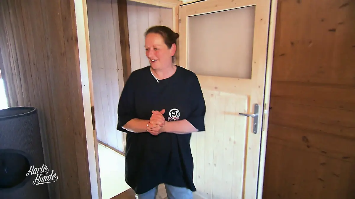 Simone sieht den neuen Katzenraum Überraschung