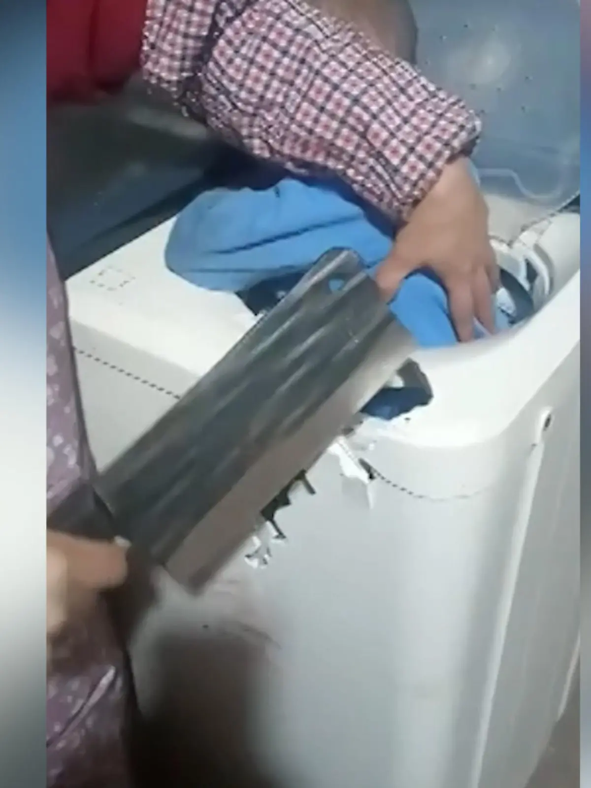 Bild zu: "Kind steckt in Waschmaschine fest – Mutter greift zum Fleischerbeil!"