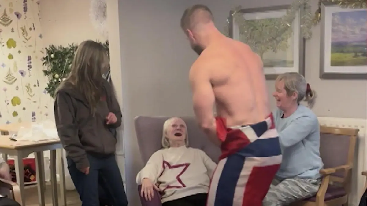 Heiße Strip-Show im Altersheim! Bei IHM bekommt Oma Sue den Mund nicht mehr zu Töchter verschenken nackte Überraschung