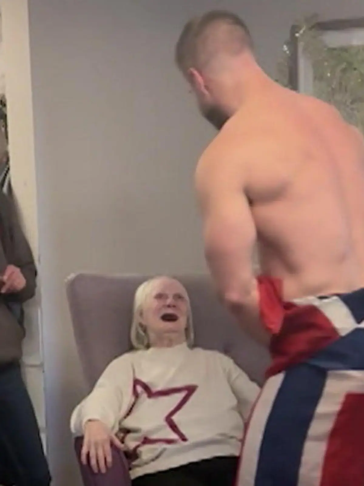 Bild zu: "Heiße Strip-Show im Altersheim! Bei IHM bekommt Oma Sue den Mund nicht mehr zu"