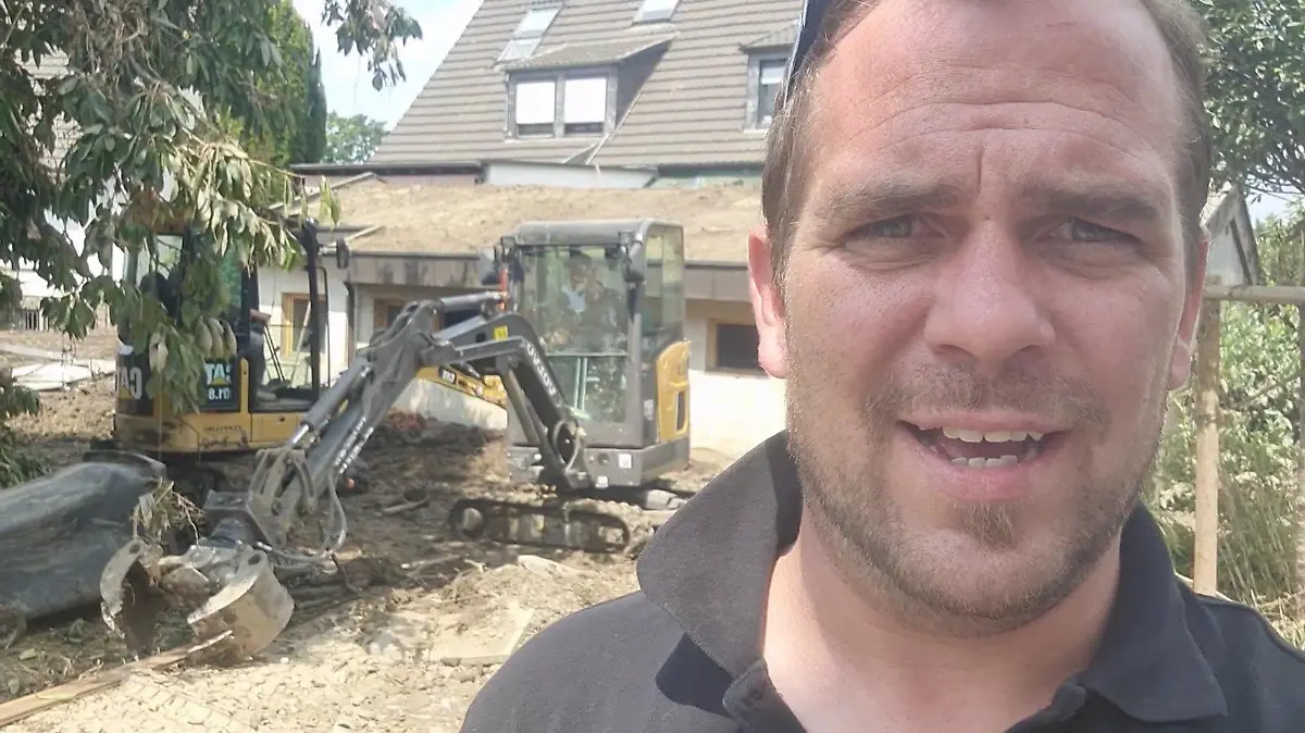 Privathelfer Tino Martens im Hochwasser-Krisengebiet.