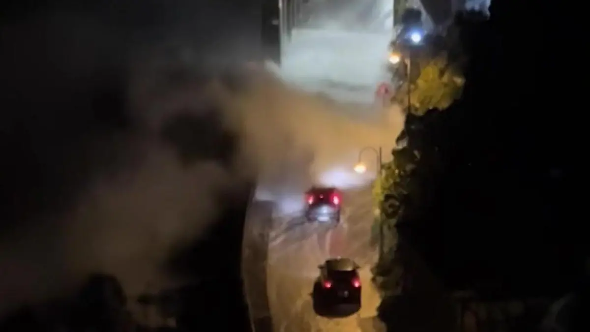 Sturmflut trifft beliebten Urlaubsort! Wassermassen reißen fahrende Autos von Küstenstraße Heftige Unwetter in Italien