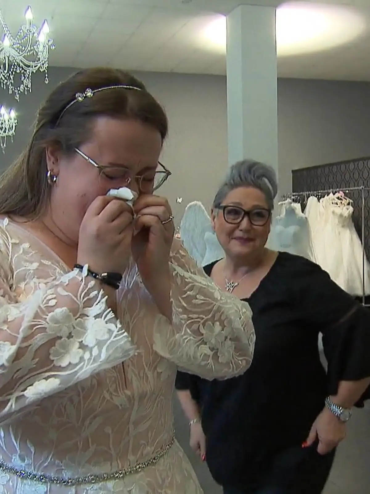 Bild zu: "Große Emotionen beim ersten Kleid"