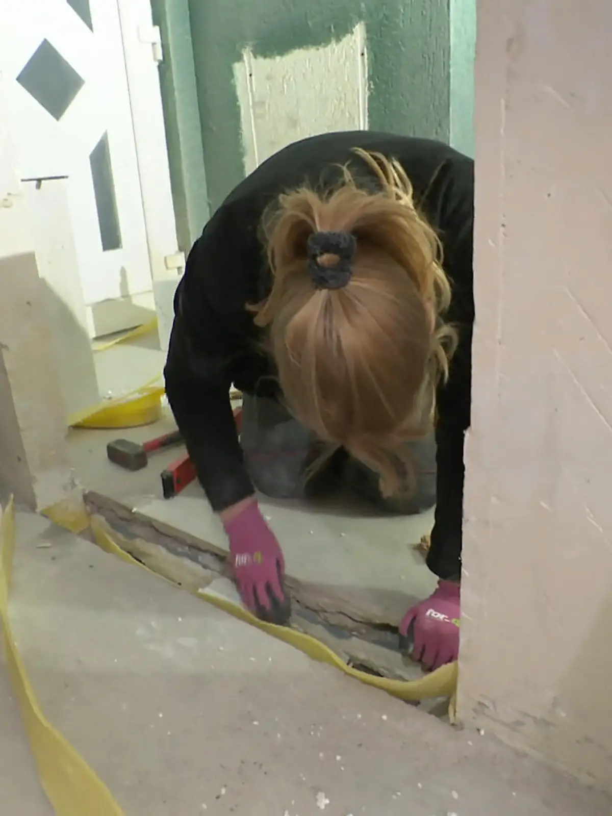 Bild zu: "Mauerbau mit Leitung im Weg"