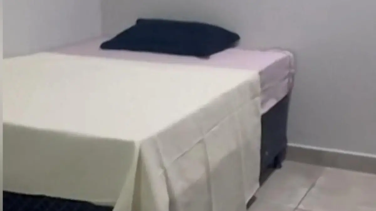 Komfort statt Mini-Zelle! Ex-Präsident Bolsonaro zieht in größere Gefängnis-Wohnung Zimmer-Upgrade hinter Gittern