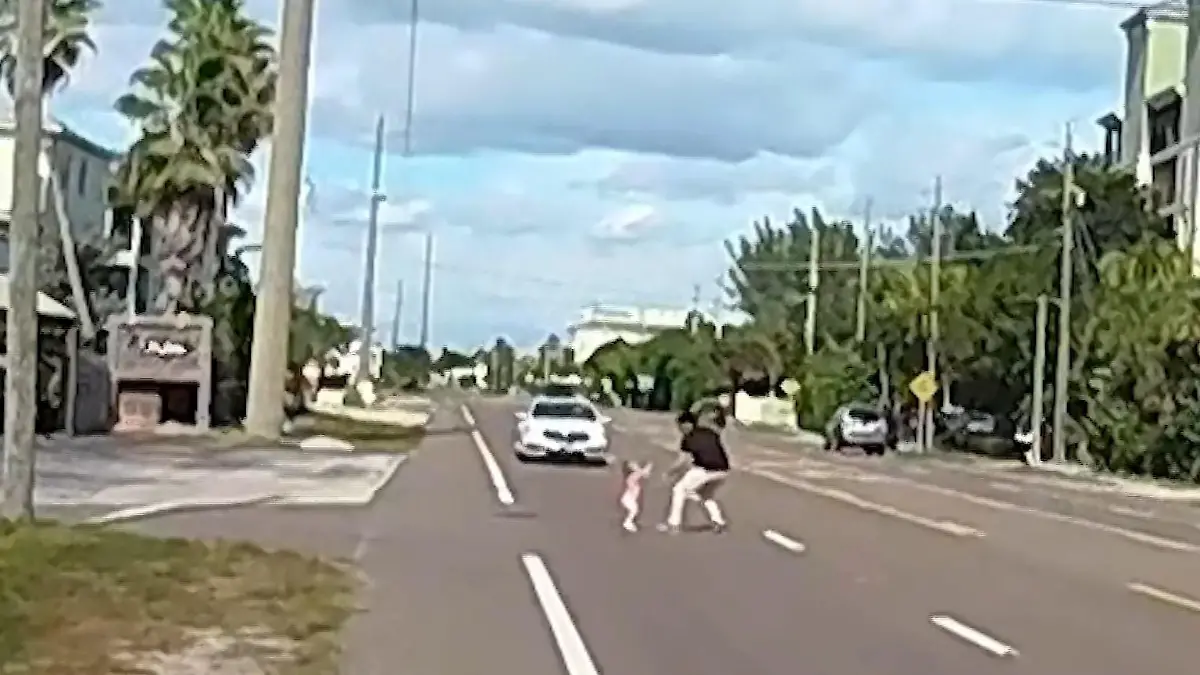 Kleinkinder von Zuhause ausgebüxt - dann rennen sie in den Straßenverkehr! Familie bemerkt nichts