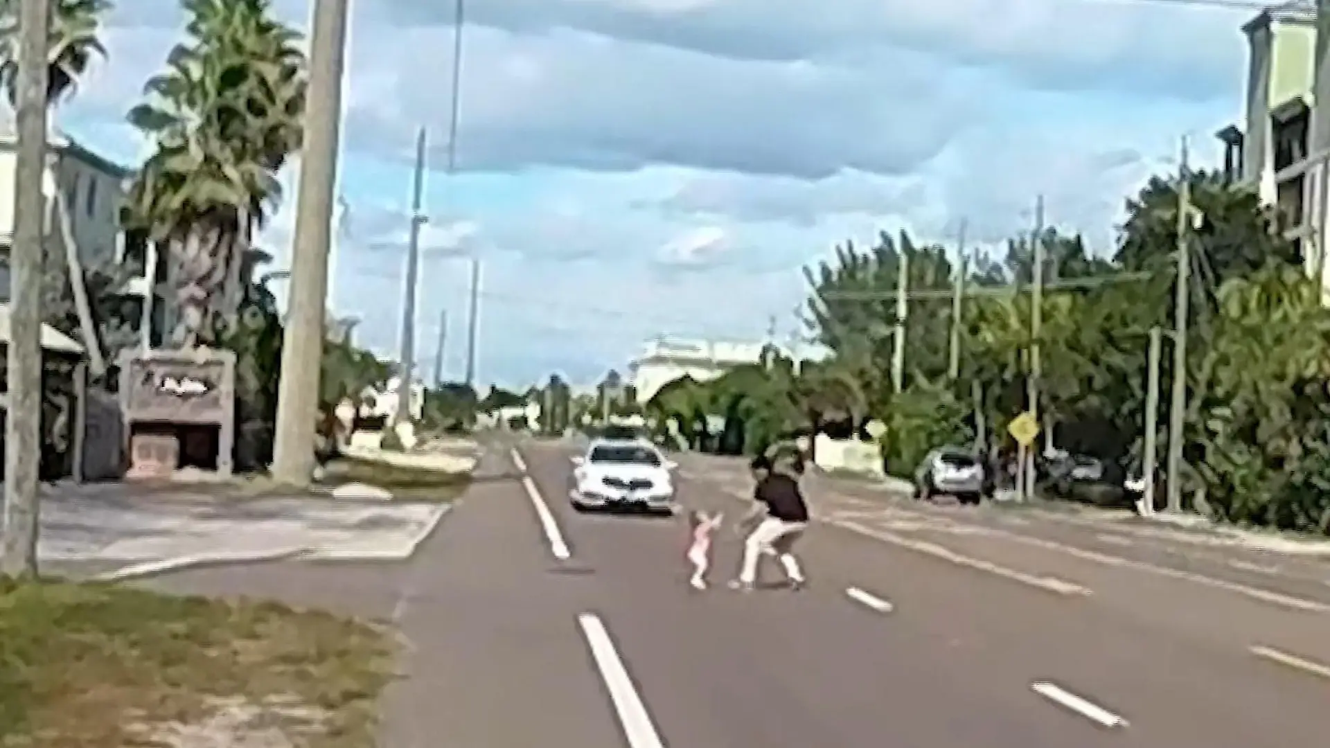 Kleinkinder von Zuhause ausgebüxt – dann rennen sie in den Straßenverkehr! Familie bemerkt nichts