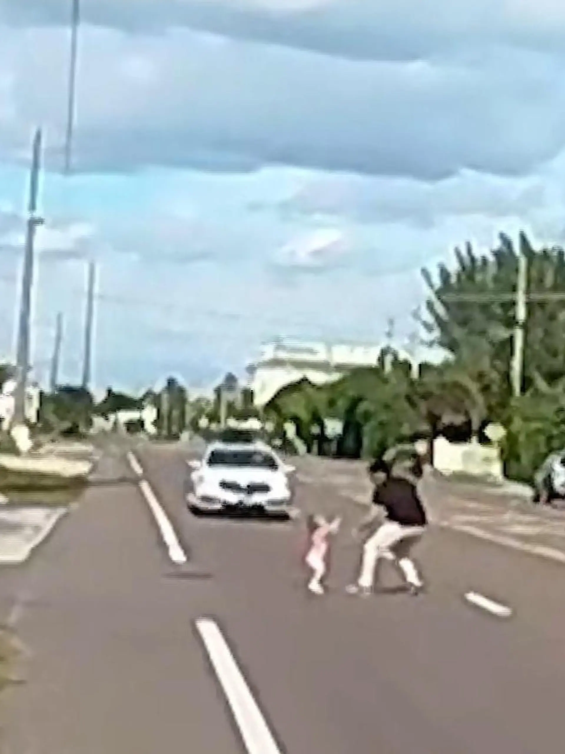 Bild zu: "Kleinkinder von zu Hause ausgebüxt – dann rennen sie in den Straßenverkehr!"