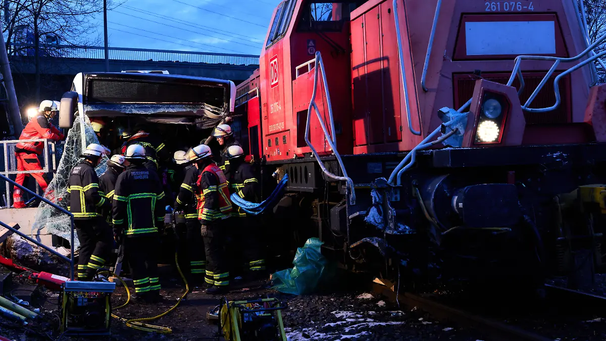Bild zu: "Bahn rammt Linienbus – Toter und viele Verletzte in Hamburg"