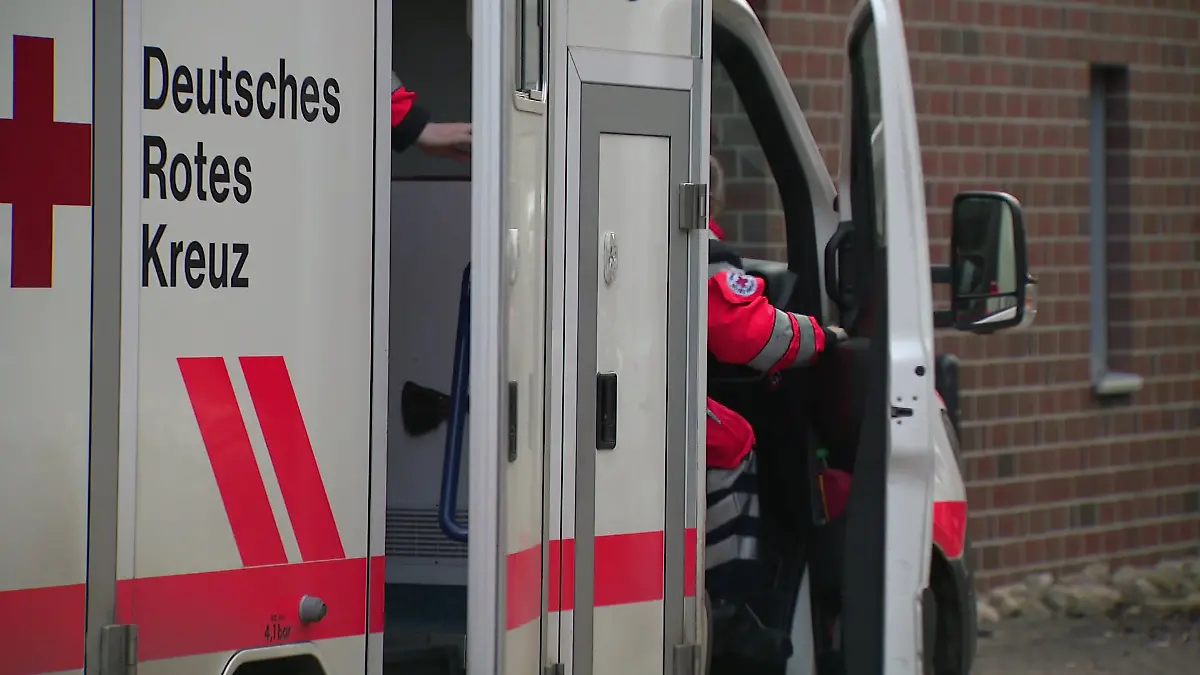 Landkreis-Schaumburg-Sabotage-Lockere-Radmuttern-an-zwei-Rettungswagen-sorgen-f-r-Unf-lle