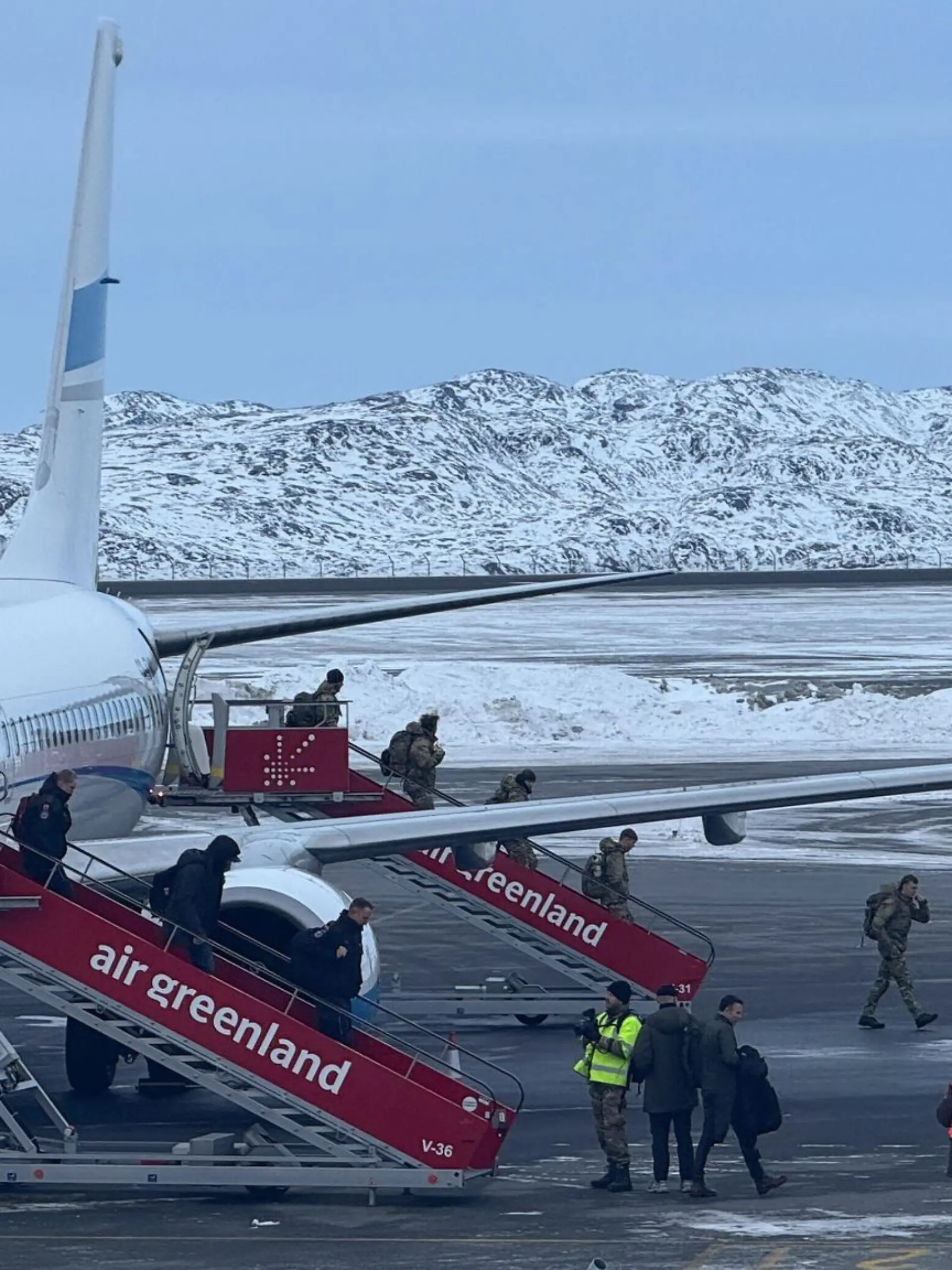 Bild zu: "Erkundungsteam der Bundeswehr landet im Ferienflieger auf Grönland"