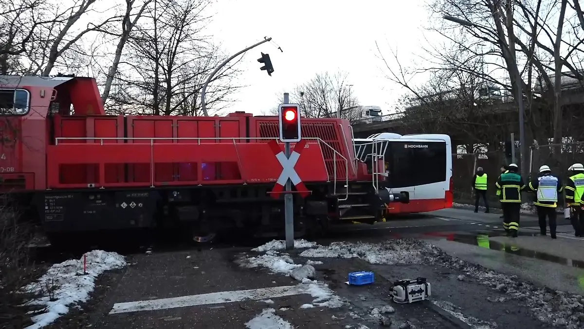 Bahn rammt Linienbus – Toter und viele Verletzte in Hamburg Großeinsatz der Rettungskräfte