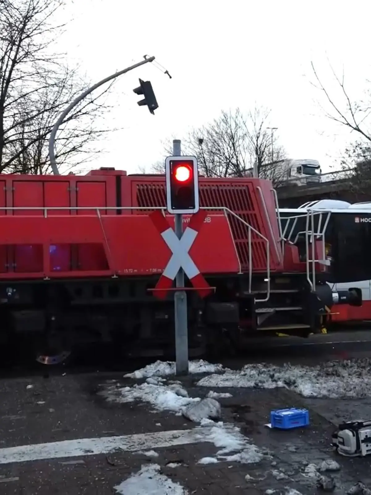 Bild zu: "Bahn rammt Linienbus – Toter und viele Verletzte in Hamburg"