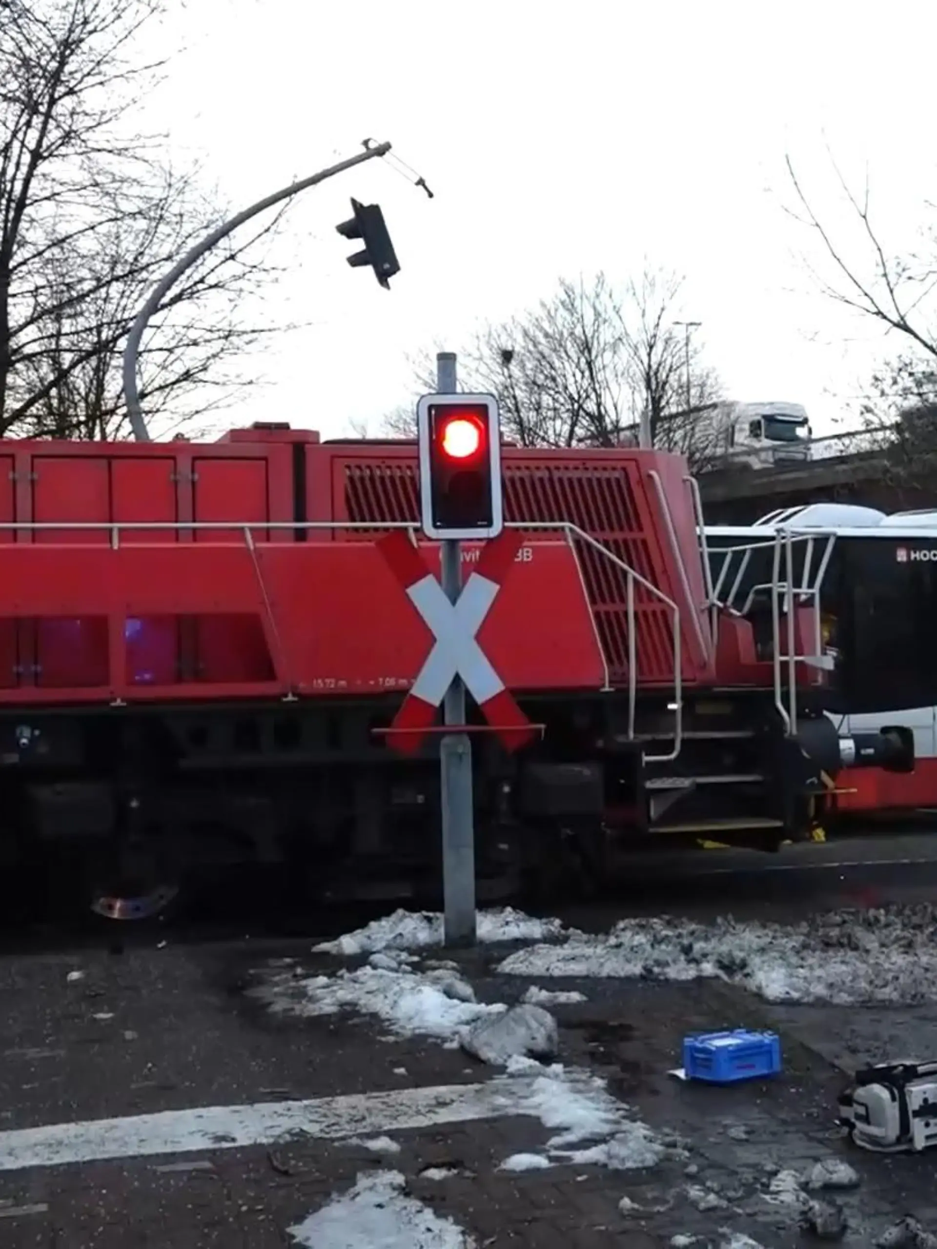 Bild zu: "Bahn rammt Linienbus – Toter und viele Verletzte in Hamburg"