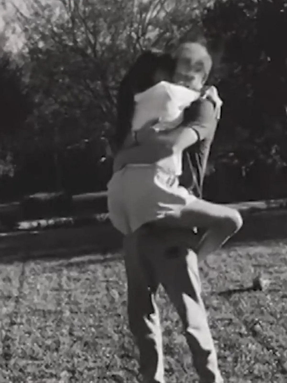 Bild zu: "Seltene Einblicke! Meghan teilt diesen intimen Liebesmoment mit Prinz Harry"